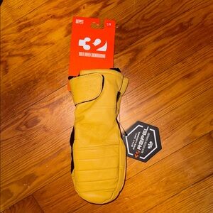 32 snowboard leather mittens. NWT